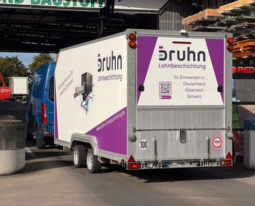 Spare dir den Maler. Mit professioneller Lohnbeschichtung beschichtest du Holz schneller, sauberer und wirtschaftlicher direkt für deine Zimmerei.